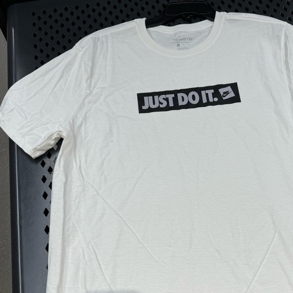 Men Nike Tshirt - Picture 2 of 3